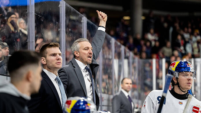 Kann mit der bisherigen Ausbeute beim EHC Red Bull München nicht zufrieden sein: Coach Max Kaltenhauser.