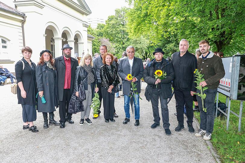 Zur Trauerfeier am Perlacher Friedhof sind mit Manfred Schauer (M.) auch viele Mitarbeiter seines „Schichtl-Kabinetts“ gekommen. Zur Trauerfeier am Perlacher Friedhof sind mit Manfred Schauer (M.) auch viele Mitarbeiter seines „Schichtl-Kabinetts“ gekommen.
