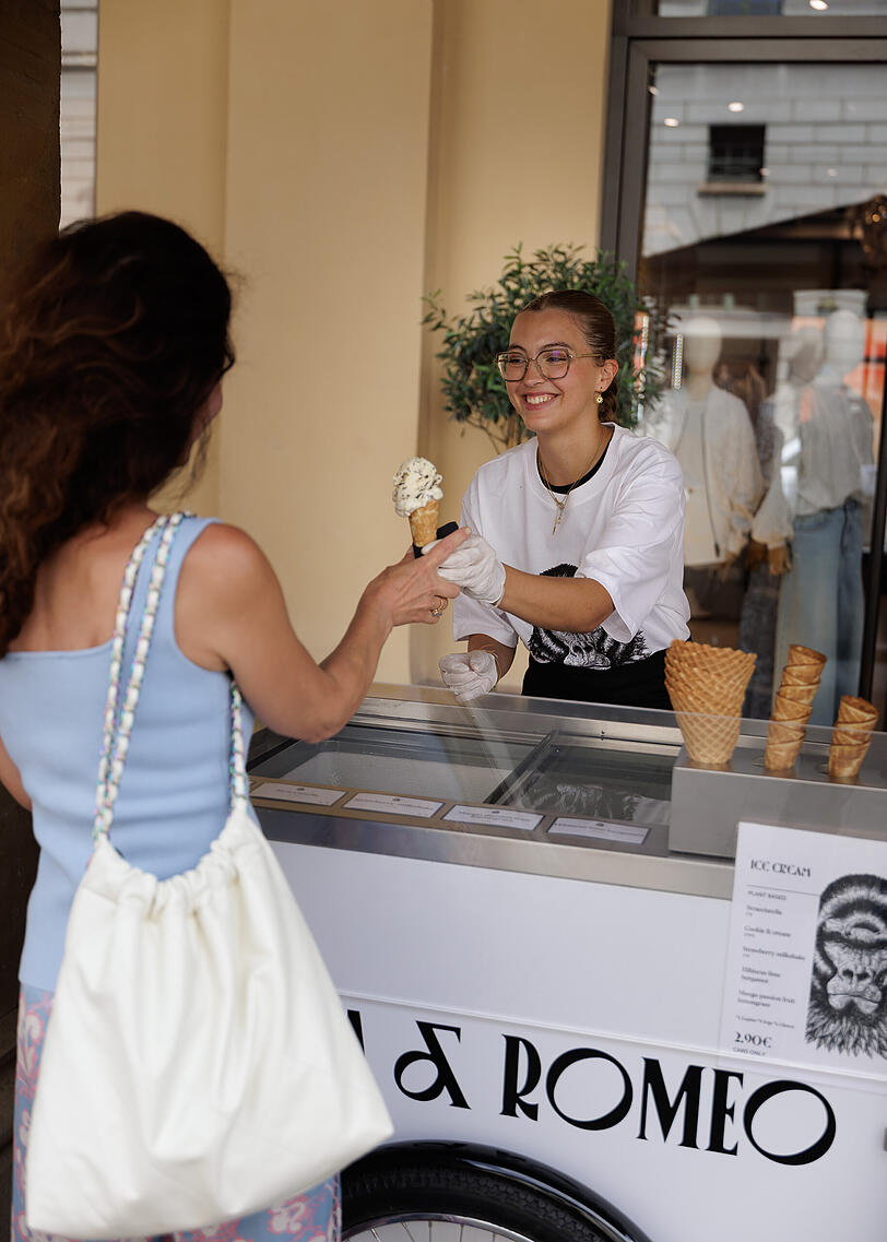 Eine Kugel kostet 2,90 Euro, serviert im Becher oder in einer knusprigen Waffel. Eine Kugel kostet 2,90 Euro, serviert im Becher oder in einer knusprigen Waffel.