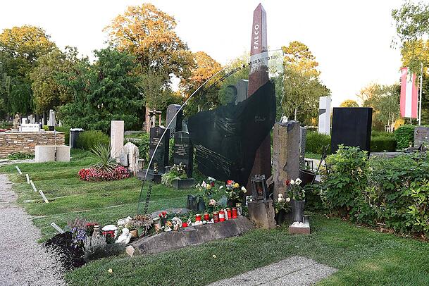 Falcos Grabst&auml;tte besteht aus drei zentralen Komponenten: eine Glasplatte (symbolisiert sein Werk), ein Obelisk (steht f&uuml;r den K&uuml;nstler) und eine S&auml;ule (symbolisiert die Privatperson).
