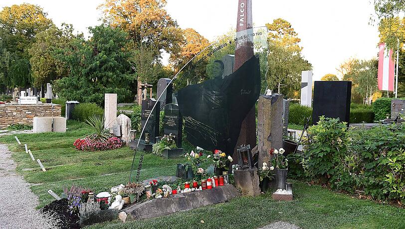 Falcos Grabst&auml;tte besteht aus drei zentralen Komponenten: eine Glasplatte (symbolisiert sein Werk), ein Obelisk (steht f&uuml;r den K&uuml;nstler) und eine S&auml;ule (symbolisiert die Privatperson).