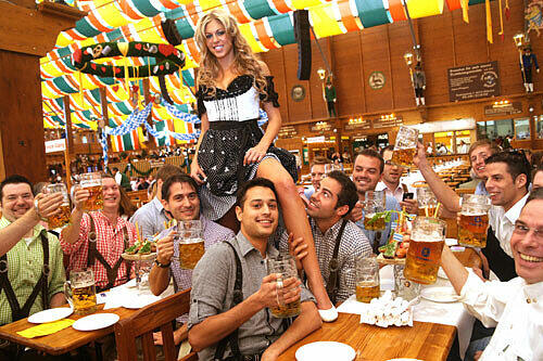 Ein bisserl Bein für die Burschen: Wiesn-Playmate Julia Schober (29)