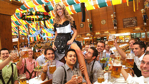 Ein bisserl Bein für die Burschen: Wiesn-Playmate Julia Schober (29) Ein bisserl Bein für die Burschen: Wiesn-Playmate Julia Schober (29)