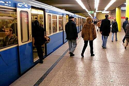 Im U-Bahnhof drehte eine Mann durch, entblößte sich und verletzte einen Kontrolleur