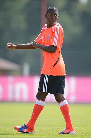 David Alaba im neuen orangefarbenen Dress.