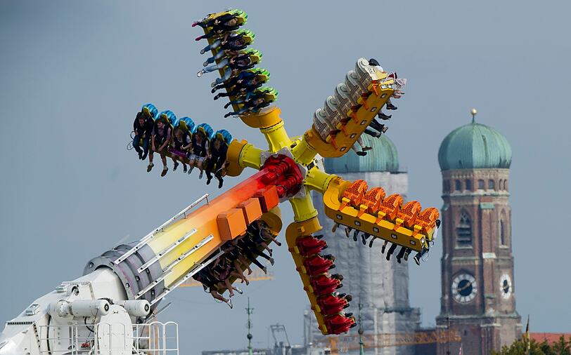 GEFÄHRLICHE FAHRGESCHÄFTE: Orthopäden sehen die rasanten Attraktionen kritisch: Es drohen Zerrungen, Prellungen und sogar Schäden der Wirbelsäule, sagen sie