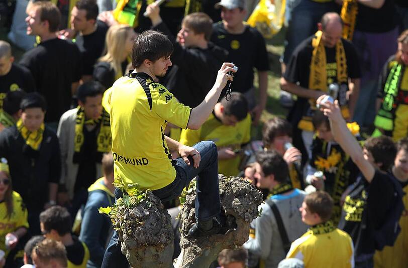 Foto-Shooting in DO 2012: Schatzi, schenk mir die Schale, schenk mir die Schale im Mai - und den Pokal noch dabei! So (oder so ähnlich) hat es Stadionsprecher Norbert Dickel gesungen.
