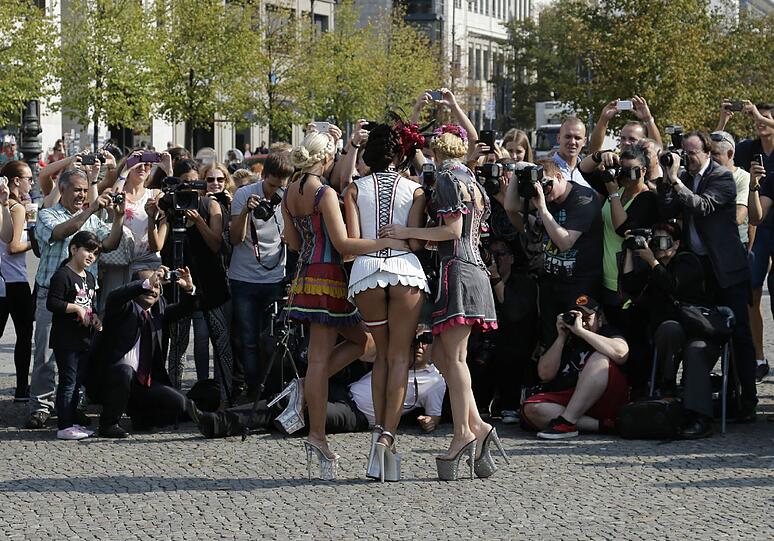 Micaela Schäfer macht am Brandenburger Tor in Berlin Werbung für die Wiesn.