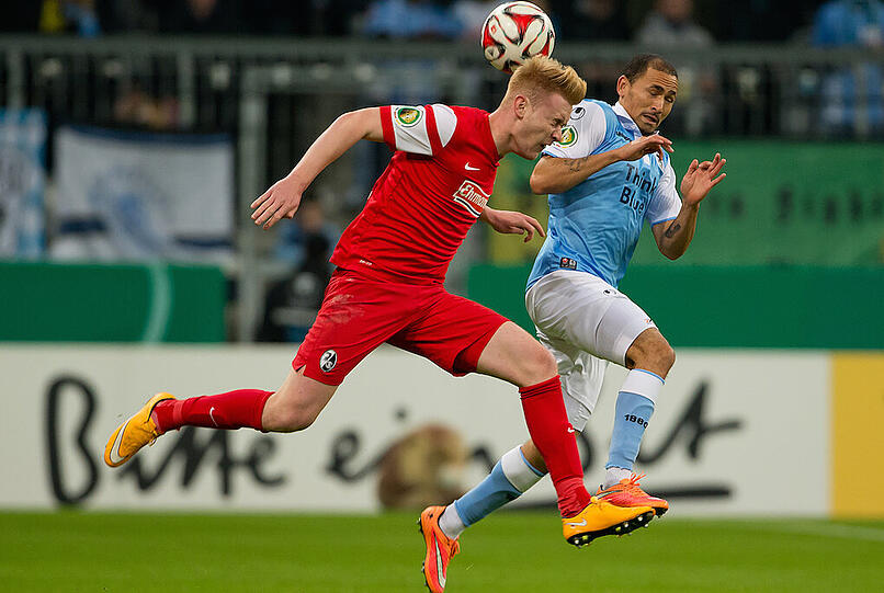 Daylon Claasen (re.) gelang gegen Freiburg nicht viel.