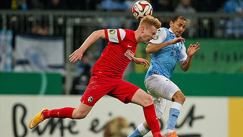 Daylon Claasen (re.) gelang gegen Freiburg nicht viel.