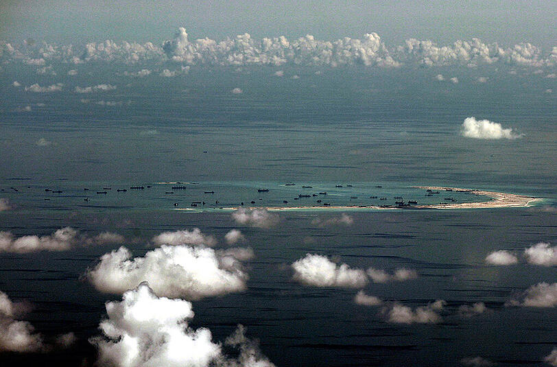 Die Landgewinnung ist umstritten, da die Inseln ganz oder in Teilen nicht nur von China, sondern auch von Vietnam, Taiwan, Malaysia, den Philippinen oder Brunei beansprucht werden.