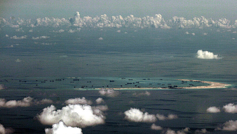 Die Landgewinnung ist umstritten, da die Inseln ganz oder in Teilen nicht nur von China, sondern auch von Vietnam, Taiwan, Malaysia, den Philippinen oder Brunei beansprucht werden. Die Landgewinnung ist umstritten, da die Inseln ganz oder in Teilen nicht nur von China, sondern auch von Vietnam, Taiwan, Malaysia, den Philippinen oder Brunei beansprucht werden.