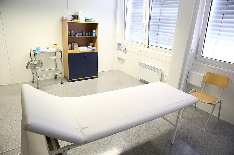 Heute kommen die ersten Patienten: Erfahrene Notärzte und Sanitäter werden die Flüchtlinge ab heute hier untersuchen.