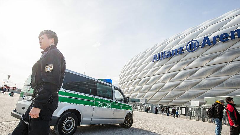 Am Dienstag sorgen rund um die Allianz Arena doppelt so viele Polizisten wie gewöhnlich für Sicherheit. Am Dienstag sorgen rund um die Allianz Arena doppelt so viele Polizisten wie gewöhnlich für Sicherheit.