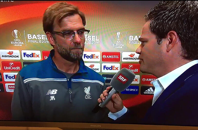 Ein sichtlich angefressener Jürgen Klopp im Interview mit einem Schweizer Journalisten.