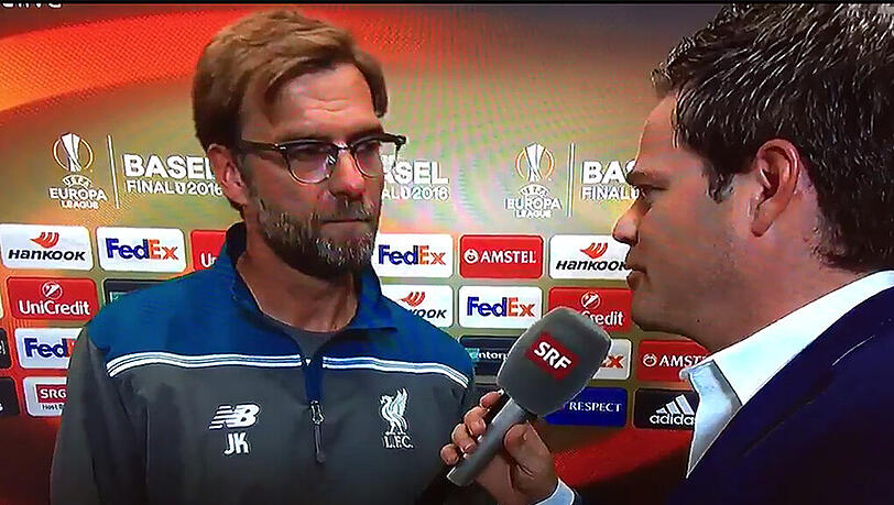 Ein sichtlich angefressener Jürgen Klopp im Interview mit einem Schweizer Journalisten. Ein sichtlich angefressener Jürgen Klopp im Interview mit einem Schweizer Journalisten.