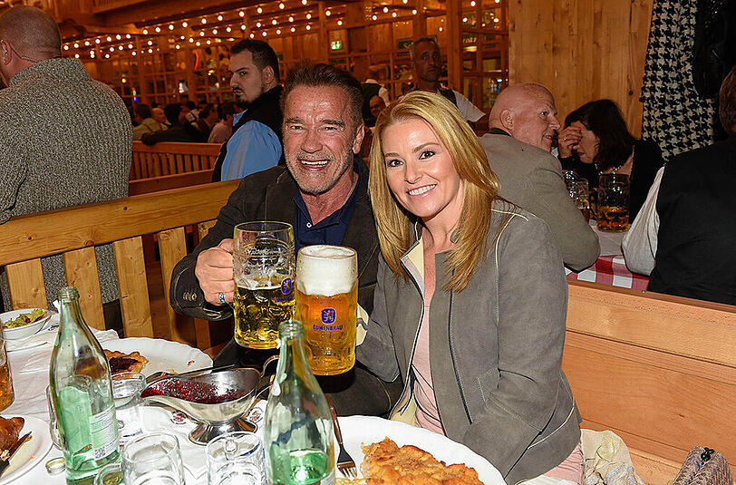 Arnold Schwarzenegger rockte mit seiner Freundin Heather Milligan das Schützen-Festzelt. Klicken Sie sich durch die Bilder.