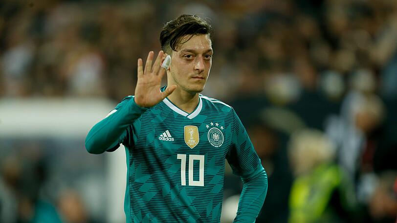 Mesut Özil (29, FC Arsenal, 89/22):König der Vorbereiter, kein König der geschliffenen Analyse. Fest eingeplant sind Diskussionen über sein Schweigen bei der Nationalhymne und seine Körpersprache auf dem Platz - erst recht seit dem Erdogan-Treffen. Wird (trotzdem) spielen.