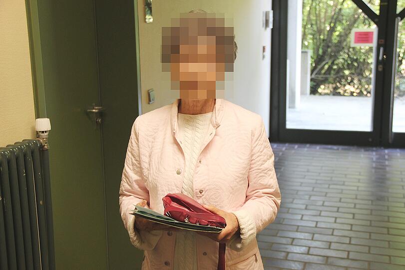 Sie wurde Opfer falscher Polizisten: Annegret B. im Gericht.