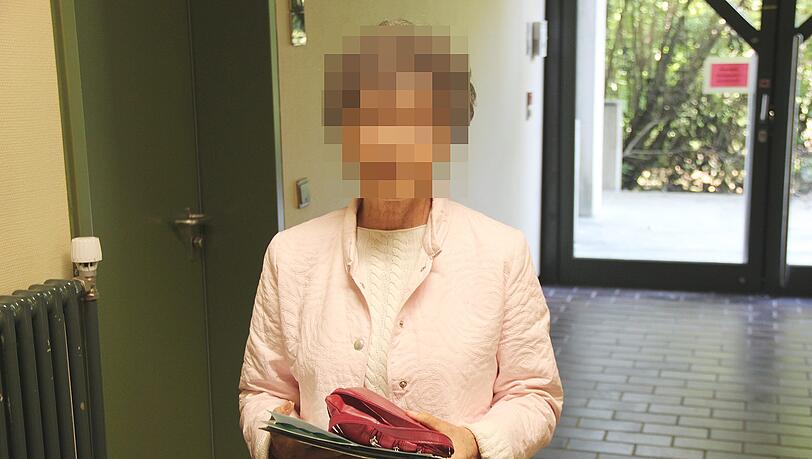 Sie wurde Opfer falscher Polizisten: Annegret B. im Gericht. Sie wurde Opfer falscher Polizisten: Annegret B. im Gericht.