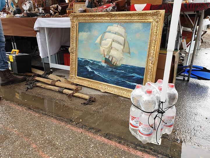 Nass und bunt: Der Flohmarkt auf der Theresienwiese am Samstag.