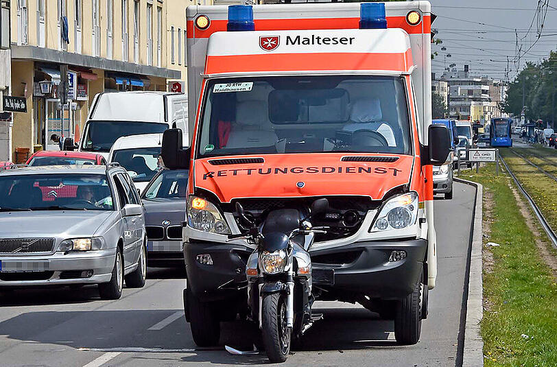 In Berg am Laim hat ein Rettungswagen ein Motorrad gerammt. Die Bilder.