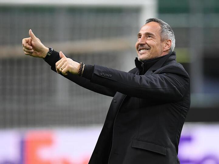 Frankfurts Trainer Adi Hütter trifft mit seinem Team auf Benfica Lissabon.