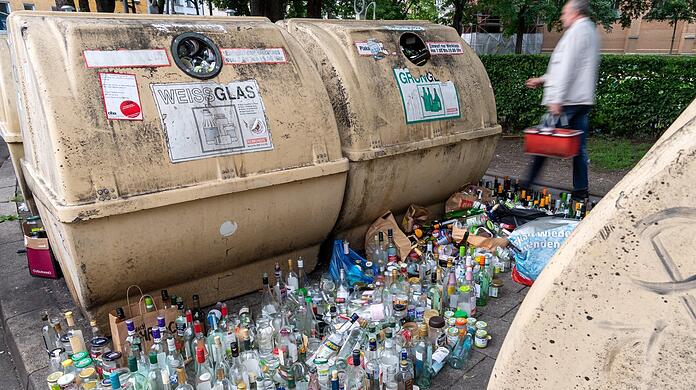 Flaschen vor den Containern. Das ist an manchen Ecken der Stadt ein gewohntes Bild.