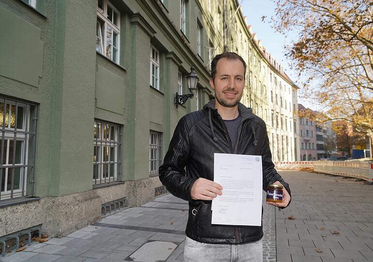 Michael Ackermann (35) bekommt Polizeibienenhonig und ein Dankschreiben vom Polizeipräsidium.