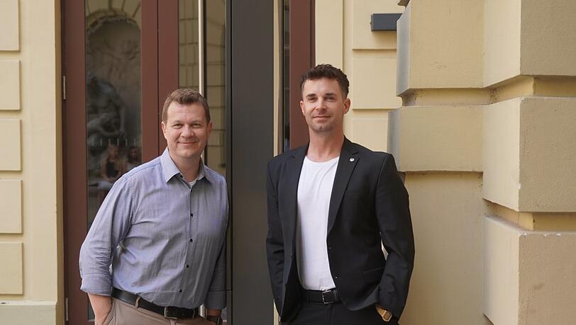 Christoph Möller (li.) und Christian Grath führen die Tanzschule Wolfgang Steuer seit über zehn Jahren. Hier stehen sie in der Schwanthalerstraße 13, wo unter anderem die Kurse stattfinden, direkt beim Deutschen Theater.