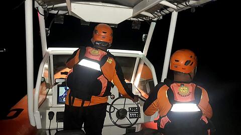 Rettungskräfte suchen nach vermissten Passagieren.