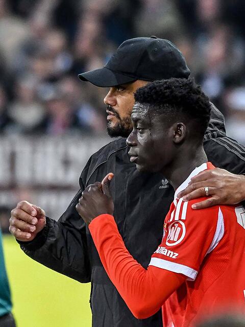 Der n&auml;chste Deb&uuml;tant unter Bayern-Trainer Vincent Kompany: Bara Sapoko Ndiaye (r.).