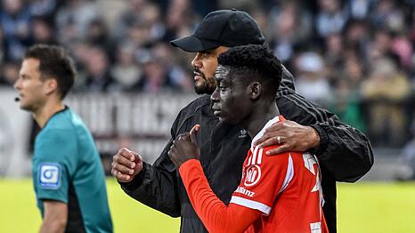Der n&auml;chste Deb&uuml;tant unter Bayern-Trainer Vincent Kompany: Bara Sapoko Ndiaye (r.).