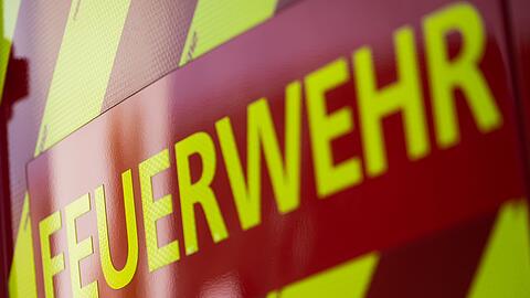 Feuerwehrleute verhindern ein weiteres Ausbreiten der Flammen. (Symbolbild)