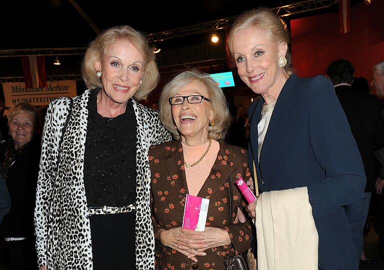 Die Entertainerinnen Alice (r.) und Ellen Kessler (l.) mit der Sängerin Bibi Johns in der Premiere.