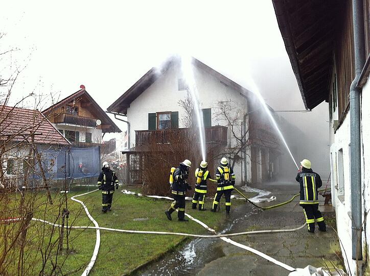 Eine Vielzahl an Einsatzkräften von Feuerwehr und Polizei versuchen am Freitagnachmittag, einen Brand in Riegsee zu löschen: Das Nebengebäude eines landwirtschaftlichen Anwesens hat Feuer gefangen.