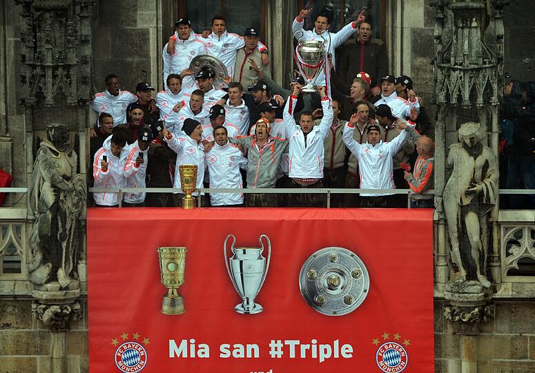Mia san Triple. Die Bilder von der Bayern-Siegesfeier auf dem Rathaus-Balkon.