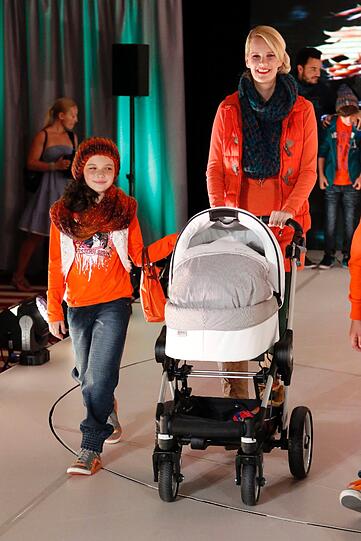 Monica Ivancan mit Kinderwagen.