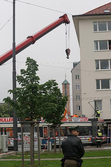 Schweres Gerät: Der Kran muss die gesamte Trambahn anheben können.