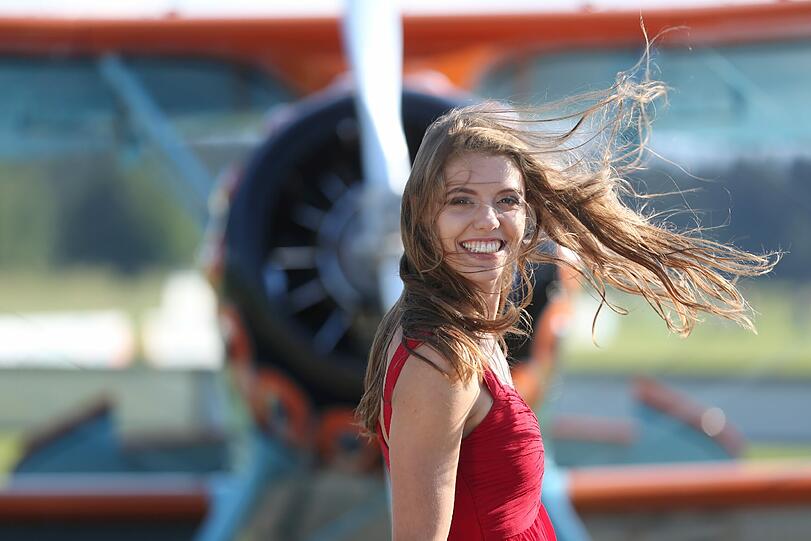 Nein, der Wind ist nicht echt &ndash; er kommt aus einem Laubbläser.