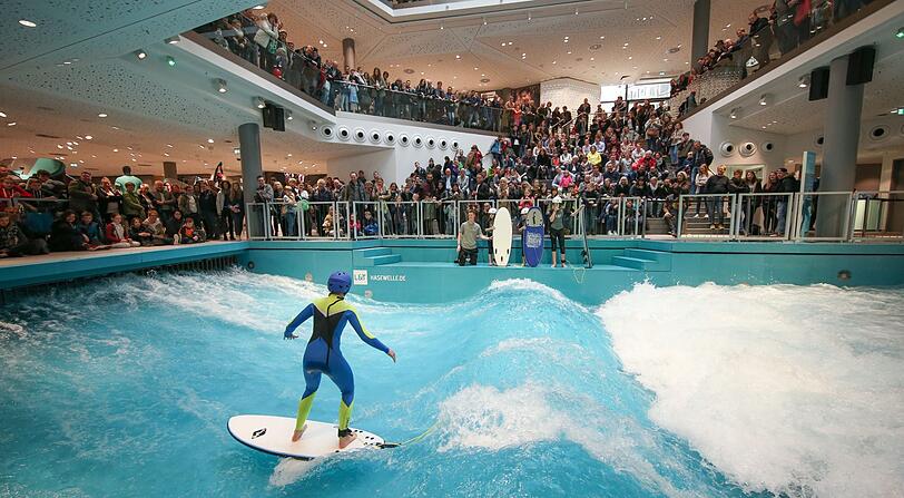 Ein Surfer steht auf einem Surfbrett im Keller des Textilkaufhauses und lokalen Marktführers Lengermann und Trieschmann (L&T).