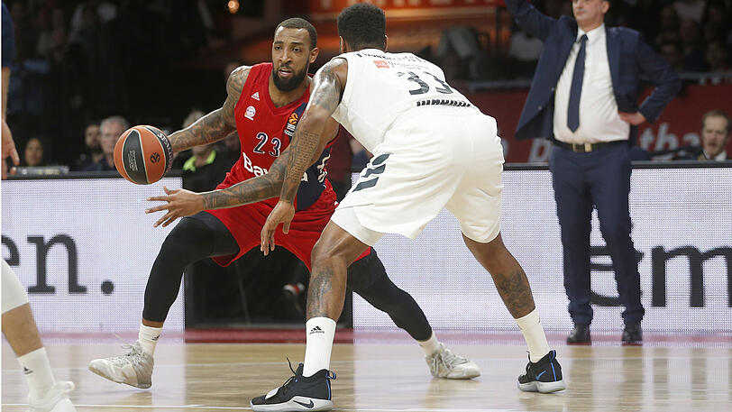 Derrick Williams (l.) vom FC Bayern im Duell mit Trey Thompkins von Real Madrid.