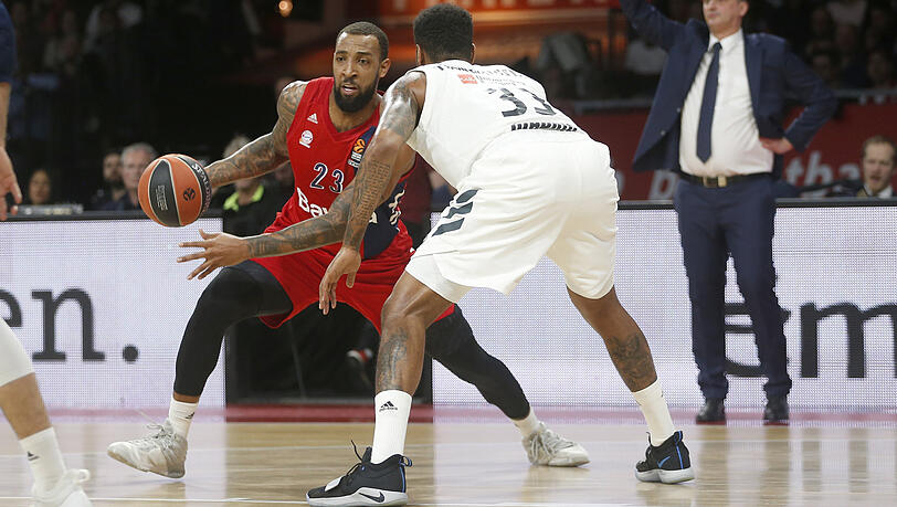 Derrick Williams (l.) vom FC Bayern im Duell mit Trey Thompkins von Real Madrid. Derrick Williams (l.) vom FC Bayern im Duell mit Trey Thompkins von Real Madrid.