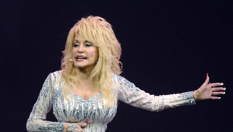 "Und natürlich sind schwarze Leben wichtig. Denken wir, dass unsere kleinen weißen Ärsche die einzigen sind, die etwas gelten? Nein!", sagt Dolly Parton. "Und natürlich sind schwarze Leben wichtig. Denken wir, dass unsere kleinen weißen Ärsche die einzigen sind, die etwas gelten? Nein!", sagt Dolly Parton.