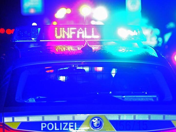Blaulicht und LED-Schriftzug "Unfall" auf dem Dach eines Polizestreifenwagens. Foto: Stefan Puchner/dpa/Archivbild