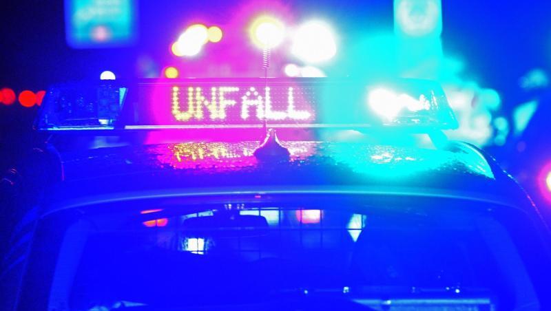 Blaulicht und LED-Schriftzug "Unfall" auf dem Dach eines Polizestreifenwagens. Foto: Stefan Puchner/dpa/Archivbild Blaulicht und LED-Schriftzug "Unfall" auf dem Dach eines Polizestreifenwagens. Foto: Stefan Puchner/dpa/Archivbild