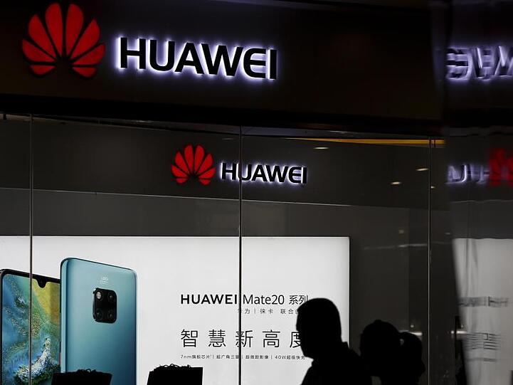 Ein Mann geht an einem Huawei-Laden in Peking vorbei. Der Tech-Riese hat eine Beschleunigung seiner vorliegenden Klage beantragt.
