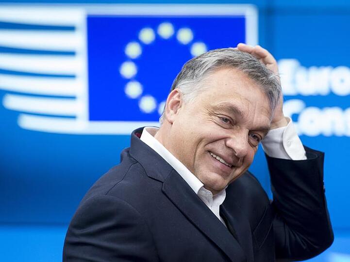 Nicht drinnen, nicht draußen: Die Europäische Volkspartei (EVP) hat die Mitgliedschaft der rechtsnationalen ungarischen Fidesz-Partei von Ministerpräsident Viktor Orban vorerst auf Eis gelegt.