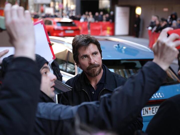 nach der Pressekonferenz lässt Christian Bale sich von Fans fotografieren.