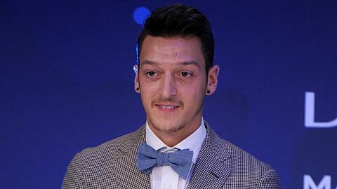 Auf Instagram überrascht Mesut Özil seine Fans mit einem privaten Familienfoto.